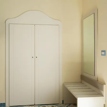 Libeccio - Flat With Terrace And Sea View, Perfect For Up To 3 Guests مايوري